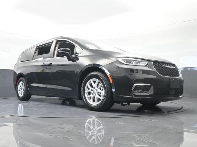 Photo of 2022 Brilliant Black Crystal Pearlcoat Chrysler Pacifica