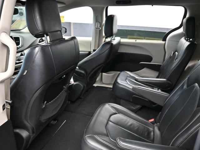 Photo of 2022 Brilliant Black Crystal Pearlcoat Chrysler Pacifica