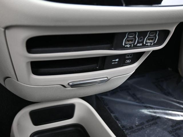 Photo of 2022 Brilliant Black Crystal Pearlcoat Chrysler Pacifica