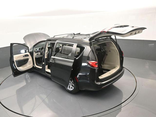 Photo of 2022 Brilliant Black Crystal Pearlcoat Chrysler Pacifica