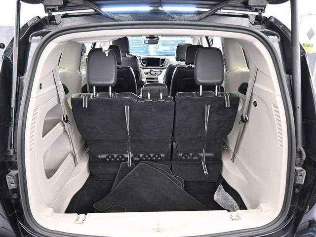 Photo of 2022 Brilliant Black Crystal Pearlcoat Chrysler Pacifica