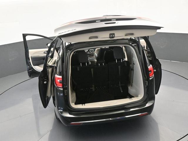Photo of 2022 Brilliant Black Crystal Pearlcoat Chrysler Pacifica
