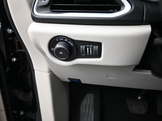 Photo of 2022 Brilliant Black Crystal Pearlcoat Chrysler Pacifica