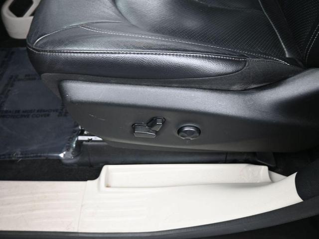 Photo of 2022 Brilliant Black Crystal Pearlcoat Chrysler Pacifica