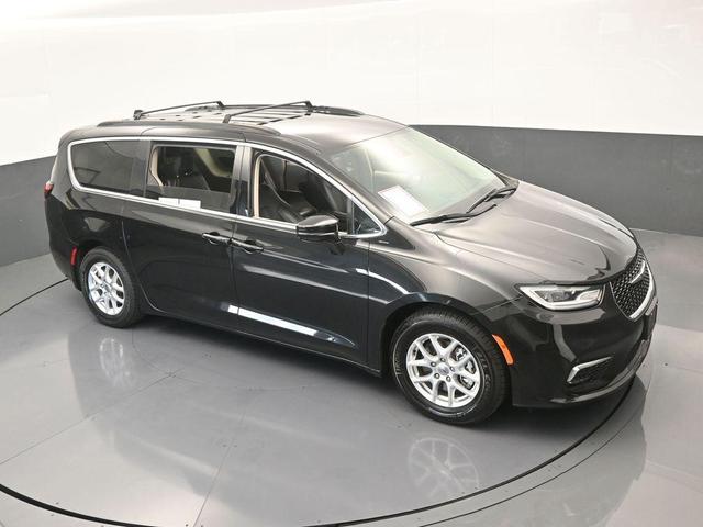 Photo of 2022 Brilliant Black Crystal Pearlcoat Chrysler Pacifica