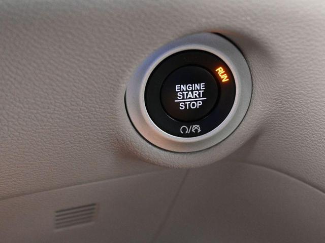 Photo of 2022 Brilliant Black Crystal Pearlcoat Chrysler Pacifica