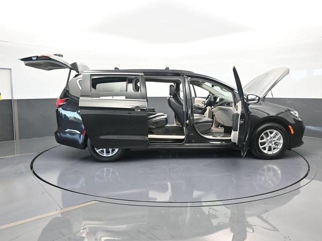 Photo of 2022 Brilliant Black Crystal Pearlcoat Chrysler Pacifica