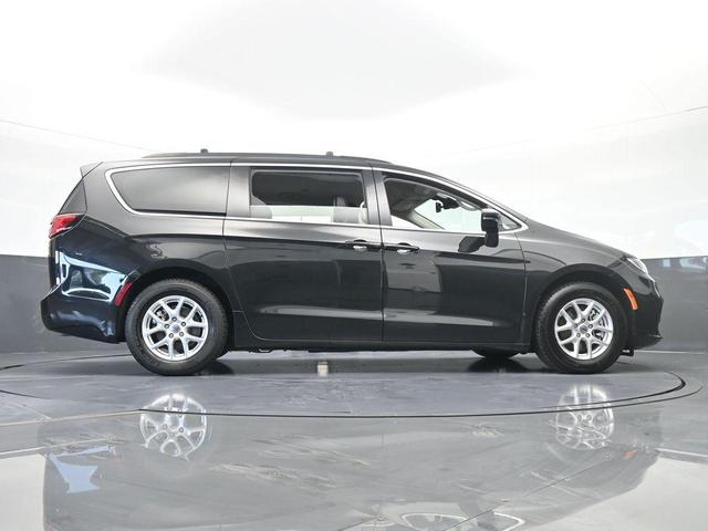 Photo of 2022 Brilliant Black Crystal Pearlcoat Chrysler Pacifica