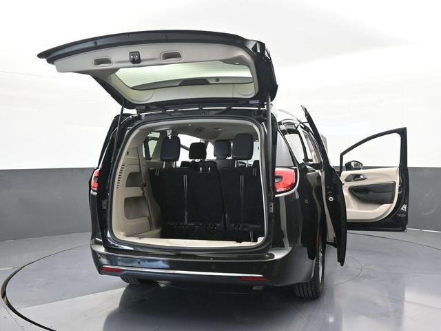 Photo of 2022 Brilliant Black Crystal Pearlcoat Chrysler Pacifica