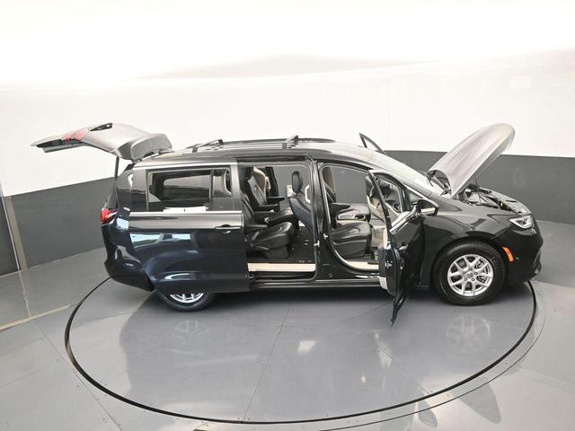 Photo of 2022 Brilliant Black Crystal Pearlcoat Chrysler Pacifica