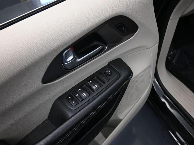 Photo of 2022 Brilliant Black Crystal Pearlcoat Chrysler Pacifica