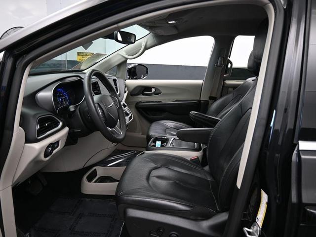 Photo of 2022 Brilliant Black Crystal Pearlcoat Chrysler Pacifica