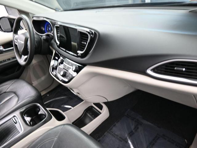 Photo of 2022 Brilliant Black Crystal Pearlcoat Chrysler Pacifica
