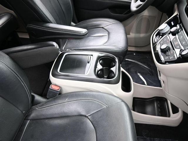 Photo of 2022 Brilliant Black Crystal Pearlcoat Chrysler Pacifica
