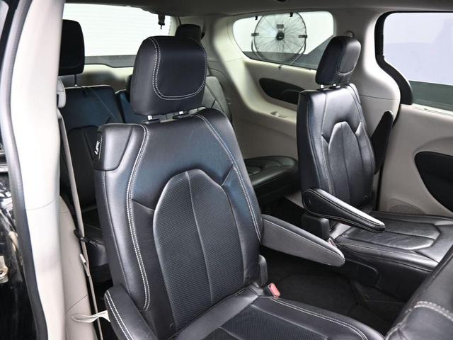 Photo of 2022 Brilliant Black Crystal Pearlcoat Chrysler Pacifica