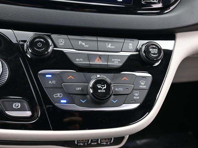 Photo of 2022 Brilliant Black Crystal Pearlcoat Chrysler Pacifica