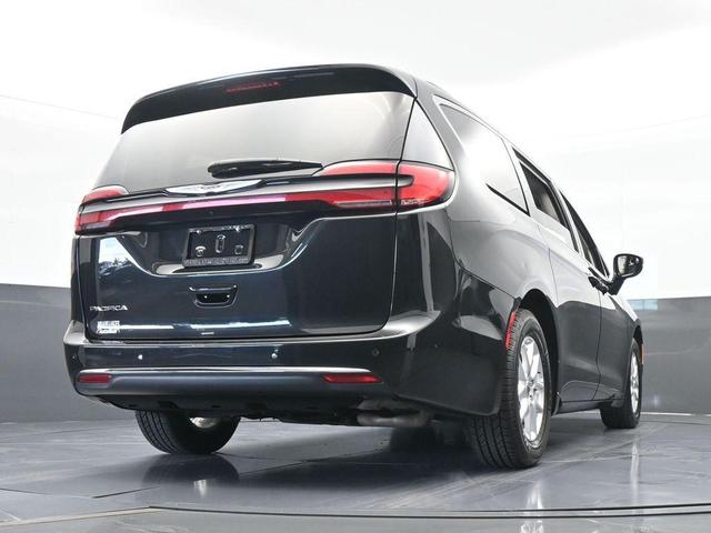 Photo of 2022 Brilliant Black Crystal Pearlcoat Chrysler Pacifica
