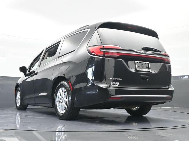 Photo of 2022 Brilliant Black Crystal Pearlcoat Chrysler Pacifica