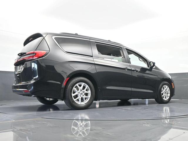 Photo of 2022 Brilliant Black Crystal Pearlcoat Chrysler Pacifica