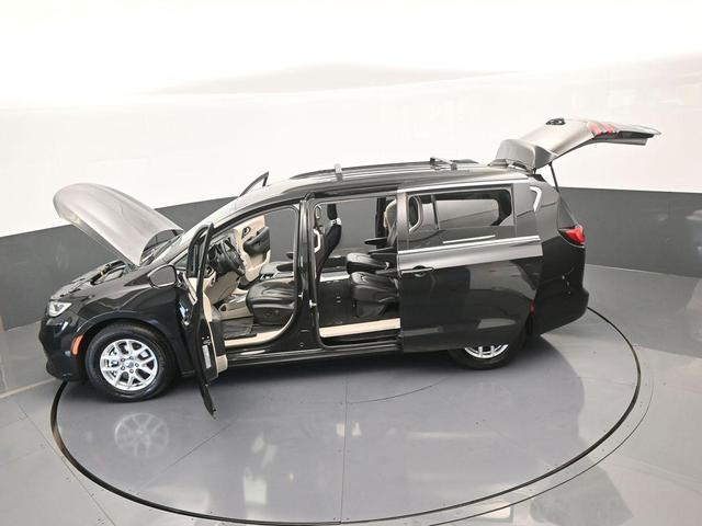 Photo of 2022 Brilliant Black Crystal Pearlcoat Chrysler Pacifica