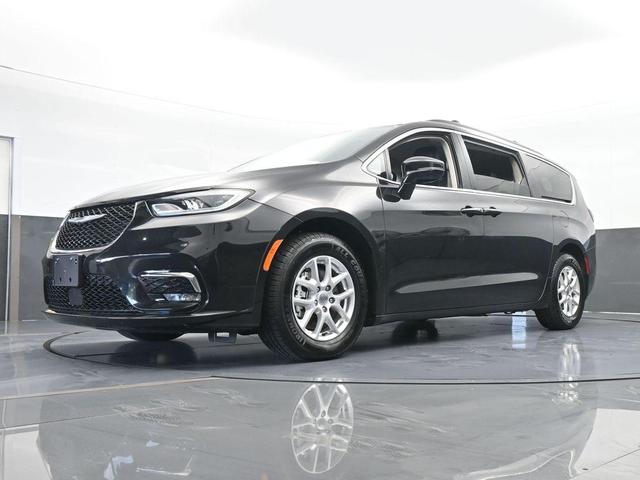 Photo of 2022 Brilliant Black Crystal Pearlcoat Chrysler Pacifica