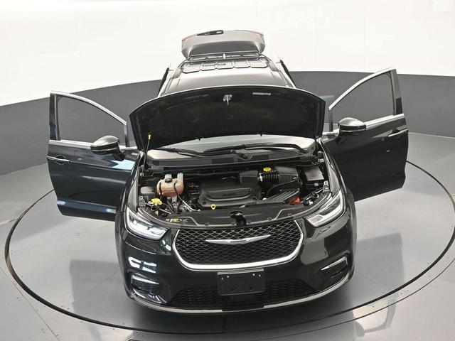 Photo of 2022 Brilliant Black Crystal Pearlcoat Chrysler Pacifica