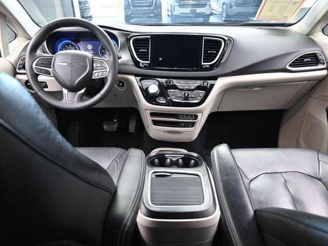Photo of 2022 Brilliant Black Crystal Pearlcoat Chrysler Pacifica