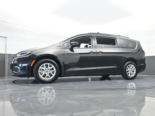 Photo of 2022 Brilliant Black Crystal Pearlcoat Chrysler Pacifica