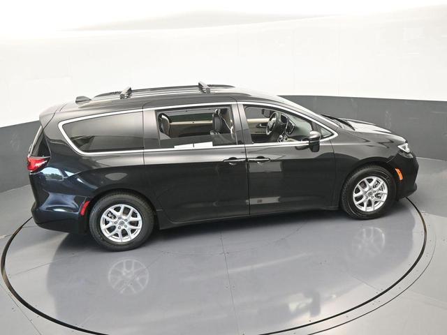 Photo of 2022 Brilliant Black Crystal Pearlcoat Chrysler Pacifica