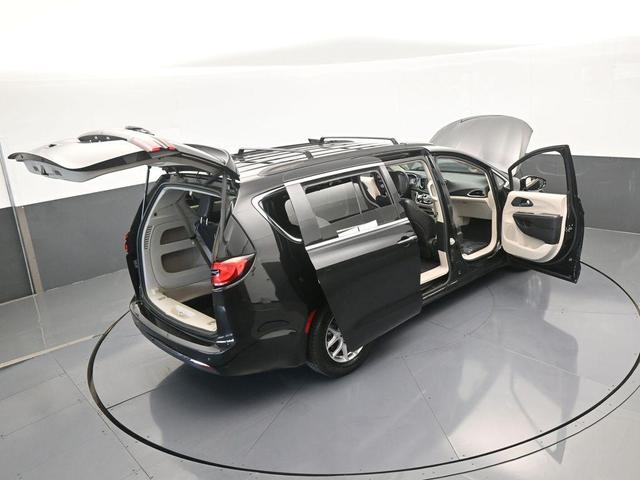 Photo of 2022 Brilliant Black Crystal Pearlcoat Chrysler Pacifica