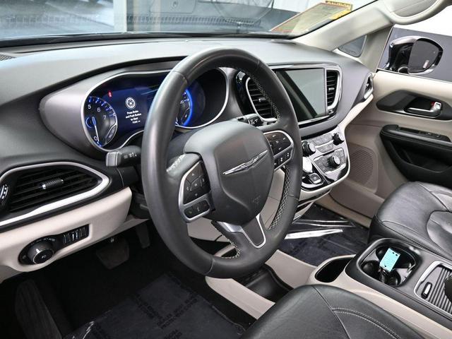 Photo of 2022 Brilliant Black Crystal Pearlcoat Chrysler Pacifica