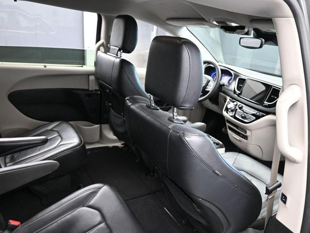 Photo of 2022 Brilliant Black Crystal Pearlcoat Chrysler Pacifica