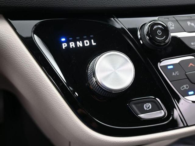 Photo of 2022 Brilliant Black Crystal Pearlcoat Chrysler Pacifica