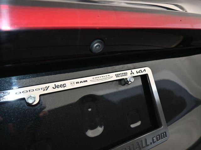 Photo of 2022 Brilliant Black Crystal Pearlcoat Chrysler Pacifica