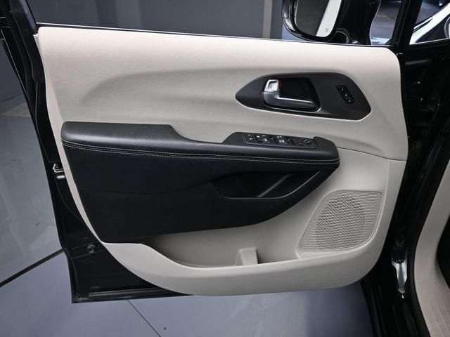 Photo of 2022 Brilliant Black Crystal Pearlcoat Chrysler Pacifica