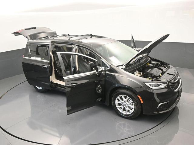 Photo of 2022 Brilliant Black Crystal Pearlcoat Chrysler Pacifica