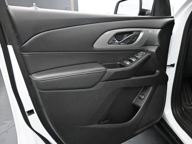 Photo of 2022 Summit White Chevrolet Traverse