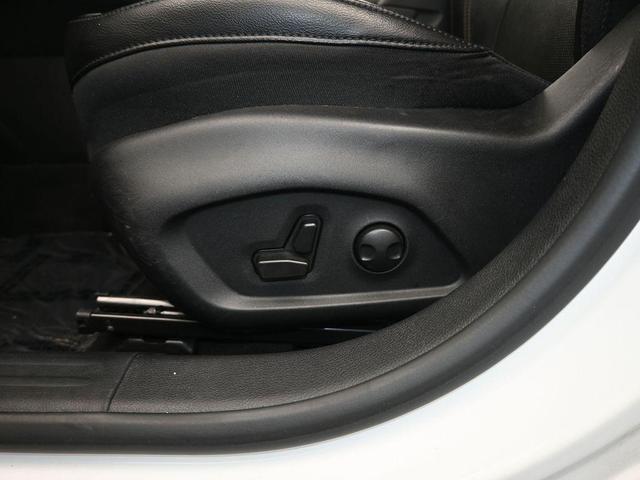Photo of 2022 Bright White Clearcoat Jeep Compass