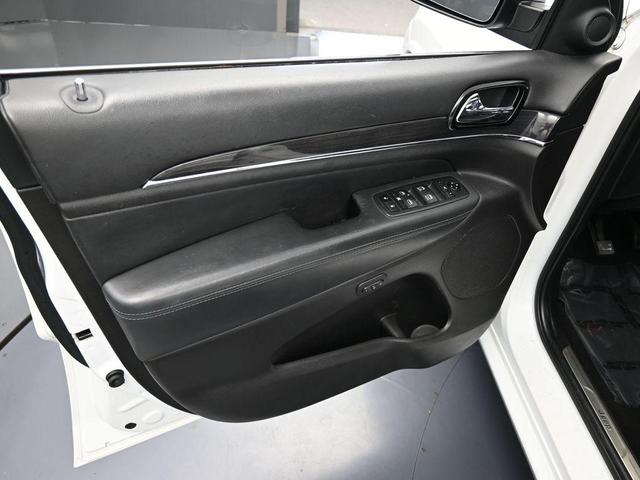 Photo of 2020 Bright White Clearcoat Jeep Grand Cherokee