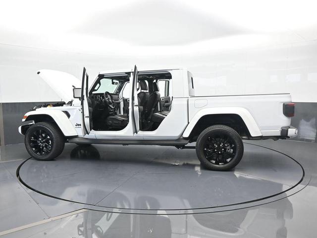 Photo of 2022 Bright White Clearcoat Jeep Gladiator