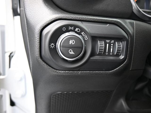 Photo of 2022 Bright White Clearcoat Jeep Gladiator