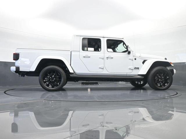 Photo of 2022 Bright White Clearcoat Jeep Gladiator