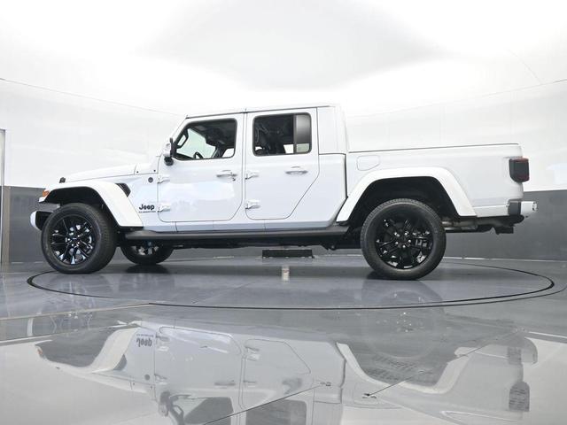 Photo of 2022 Bright White Clearcoat Jeep Gladiator