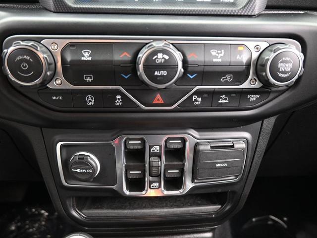 Photo of 2022 Bright White Clearcoat Jeep Gladiator