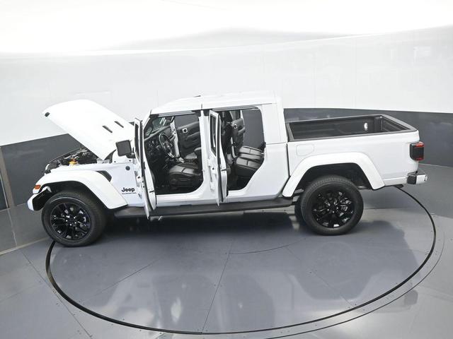 Photo of 2022 Bright White Clearcoat Jeep Gladiator