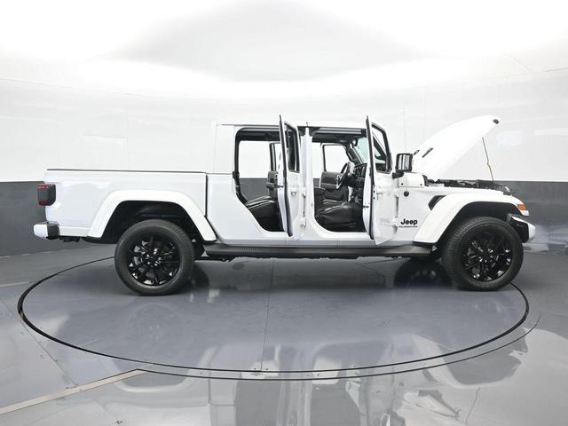 Photo of 2022 Bright White Clearcoat Jeep Gladiator
