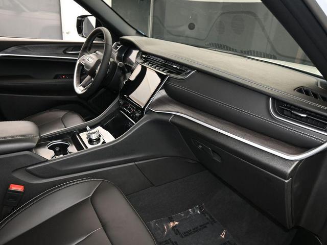 Photo of 2025 Bright White Clearcoat Jeep Grand Cherokee L