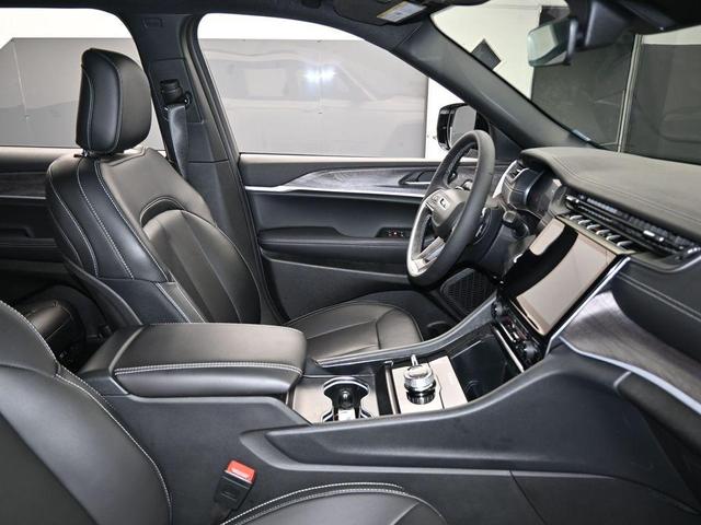 Photo of 2025 Bright White Clearcoat Jeep Grand Cherokee L