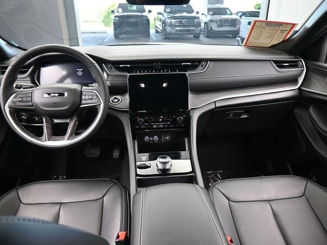 Photo of 2025 Bright White Clearcoat Jeep Grand Cherokee L