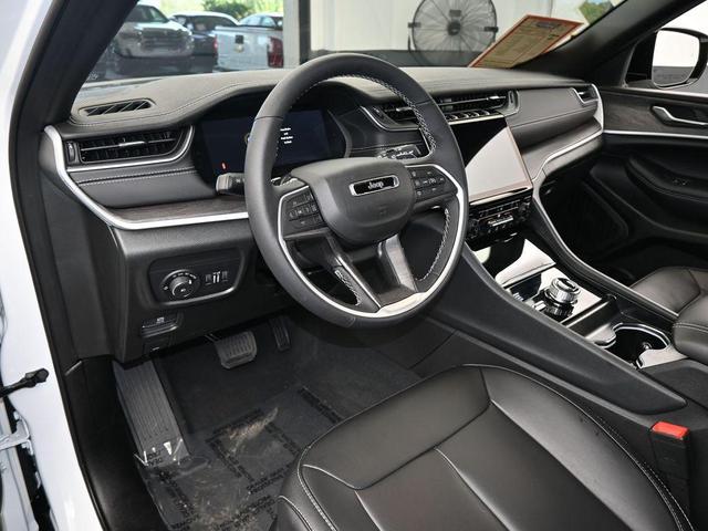 Photo of 2025 Bright White Clearcoat Jeep Grand Cherokee L